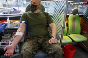 żołnierz podczas oddawania krwi