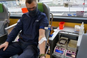 policjant oddający krew