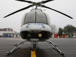 Nowy śmigłowiec Bell 407 stoi na tafli lotniska