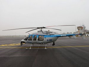 Nowy śmigłowiec Bell 407 stoi na tafli lotniska