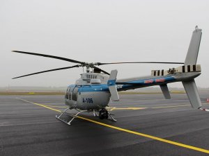 Nowy śmigłowiec Bell 407 stoi na tafli lotniska