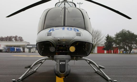 Nowy śmigłowiec Bell 407 stoi na tafli lotniska