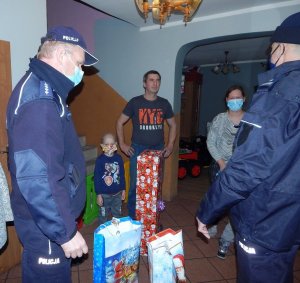 policjanci wręczają dzieciom prezenty