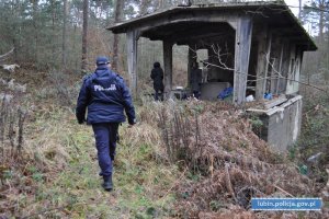 Na zdjęciu policjant sprawdza opuszczone miejsca i osoby bezdomne.