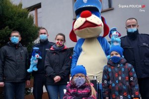 Policjanci wraz ze Sznupkiem, Basią i jej rodziną