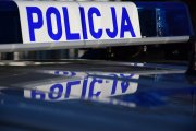 napis Policja na belce radiowozu