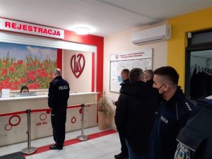 Zdjęciu policjanci stojący w kolejce do Regionalnego Centrum Krwiodawstwa i Krwiolecznictwa w Rzeszowie