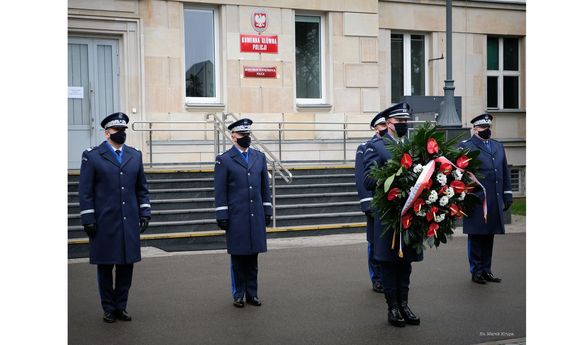 Komendant Główny wraz z trzema zastępcami składają kwiaty przed obeliskiem &quot;Poległym Policjantom – Rzeczpospolita Polska&quot;