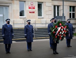 Komendant Główny wraz z trzema zastępcami składają kwiaty przed obeliskiem &quot;Poległym Policjantom – Rzeczpospolita Polska&quot;