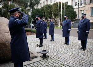 Komendant Główny wraz z trzema zastępcami składają kwiaty przed obeliskiem &quot;Poległym Policjantom – Rzeczpospolita Polska&quot;
