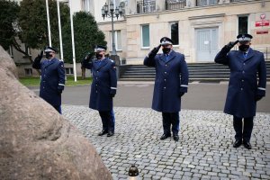 Komendant Główny wraz z trzema zastępcami składają kwiaty przed obeliskiem &quot;Poległym Policjantom – Rzeczpospolita Polska&quot;