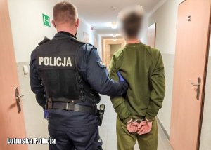 Policjant wraz z zatrzymanym mężczyzną.&quot;&gt;