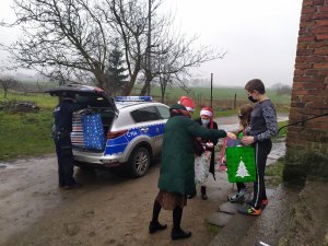 tucholscy stróże prawa i pracownicy cywilni wręczają dzieciom prezenty