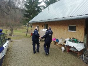 Policjanci przekazują świąteczne paczki