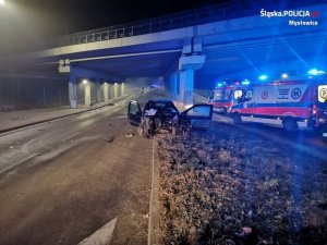 Zdjęcie z miejsca wypadku drogowego. Na fotografii widoczny rozbity przód pojazdu oraz dwie karetki pogotowia