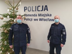 dwóch policjantów pozuje do zdjęcia