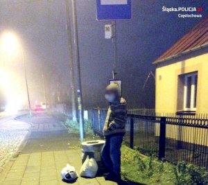poszukiwany mężczyzna stoi na przystanku autobusowym