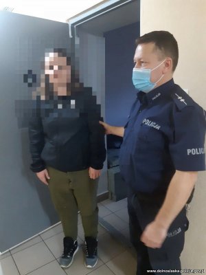 policjant z zatrzymaną kobietą