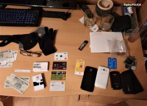 pieniądze, telefony komórkowe, karty płatnicze i inne drobne przedmioty leżące na stole