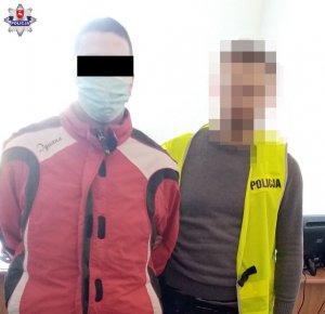 policjant z zatrzymanym mężczyzną