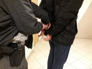 Policjant zakuwa zatrzymanego