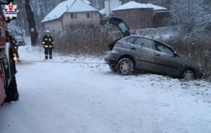 Akcja wyciągania ze stawu szarego seata z otwartym bagażnikiem