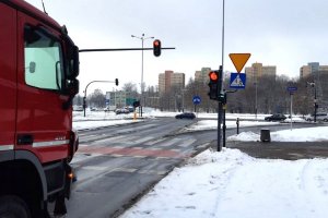 Skrzyżowanie z sygnalizatorem świetlnym z widoczną świecącą się zieloną strzałką