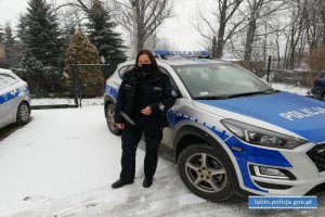 policjantka stoi przy radiowozie