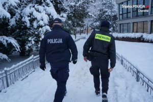 policjant, strażnik miejski i załoga pogotowia ratunkowego w trakcie udzielania pomocy mężczyźnie