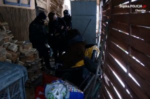 policjant, strażnik miejski i załoga pogotowia ratunkowego w trakcie udzielania pomocy mężczyźnie