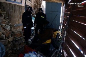 policjant, strażnik miejski i załoga pogotowia ratunkowego w trakcie udzielania pomocy mężczyźnie