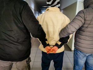 dwaj policjanci z zatrzymanym