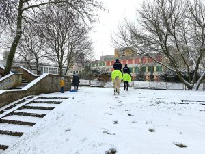 dwaj policjanci na koniach podczas patrolu