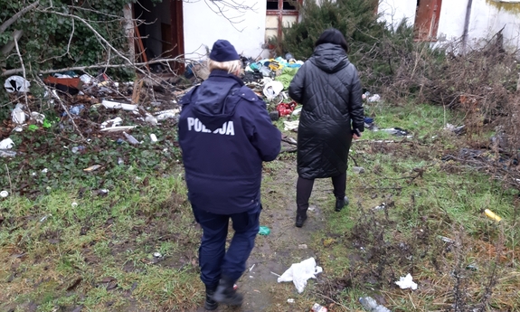 policjantka i kobieta sprawdzają pustostany