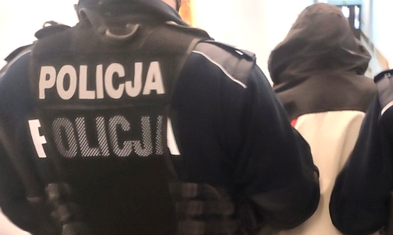 policjant z zatrzymanym mężczyzną