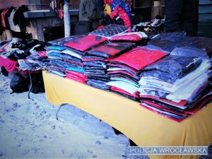zabezpieczona przez policjantów podrobiona odzież i galanteria skórzana