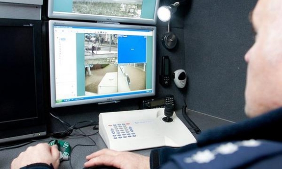 Policjant przy monitoringu