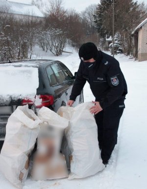policjant stojący przy samochodzie