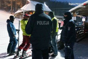 Na zdjęciu widoczni policjanci i narciarze