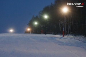 Na zdjęciu widoczny częściowo stok, a także wyciąg, z którego korzysta kilku narciarzy