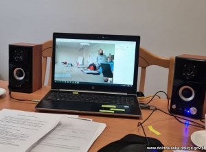 Na zdjęciu pokój oraz obraz na laptopie podczas spotkania online.
