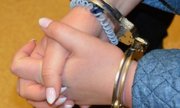 Na zdjęciu poglądowym kajdanki na rękach kobiety