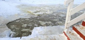 Połamany lód na zbiorniku wodnym