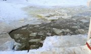 2.	Połamany lód na zbiorniku wodnym