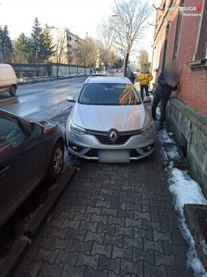 pojazd, którym podejrzany próbował potrącić policjanta zaparkowany na chodniku