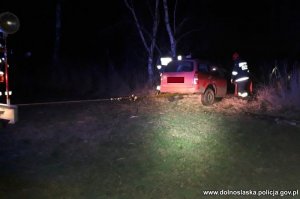 Na zdjęciu strażacy wyciągają ze stawu samochód osobowy