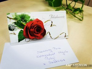 koperta zaadresowana do Komendanta Miejskiego policji w Szczecinie i kartka z podziękowaniami dla policjanta