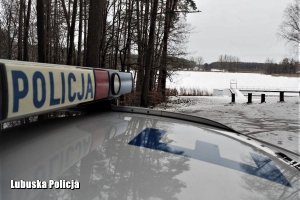 radiowóz policyjny w pobliżu jeziora