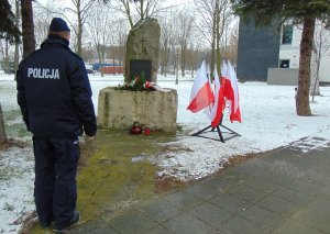 policjant stoi naprzeciwko pomnika