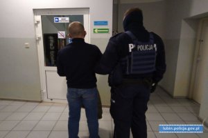 policjant z zatrzymanym mężczyzną